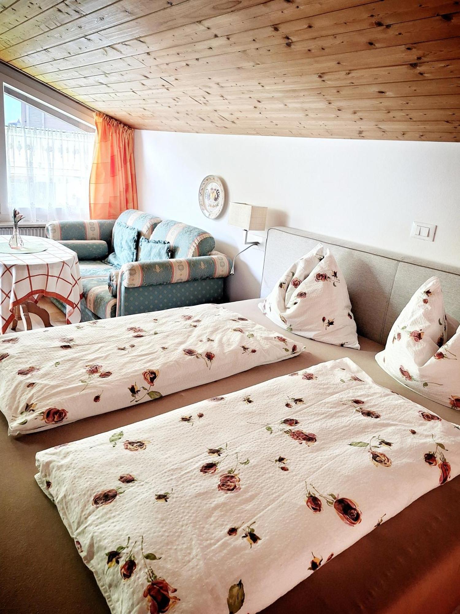 Cafe Rudi Living Bed & Breakfast Parcines Ngoại thất bức ảnh